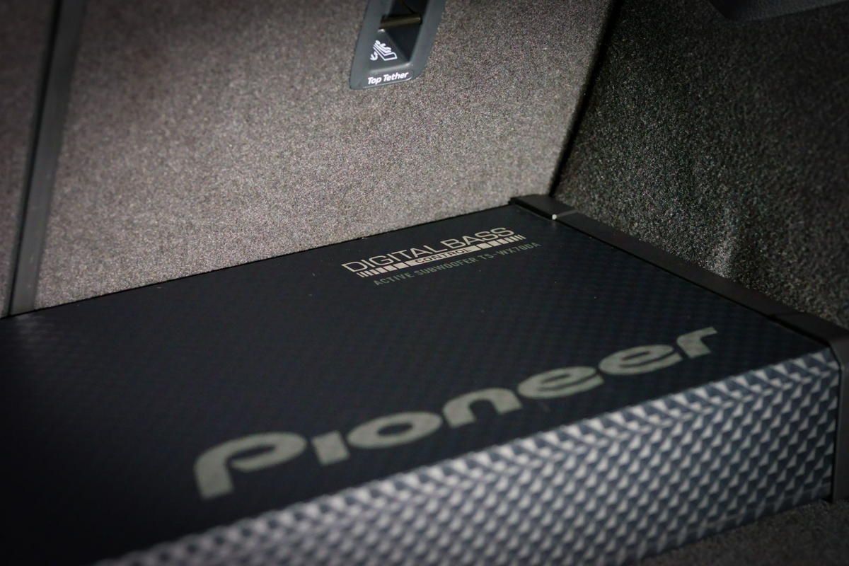 Pioneer TS-WX70DA, platt hornlåda med klass D-teknik